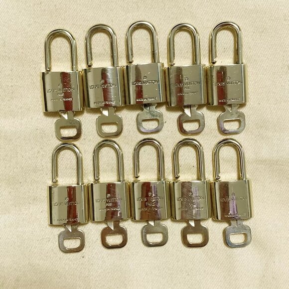 LOUIS VUITTON LV 10 SET PADLOCK KEY CHARM CADENA GOLD-PLATED FRANCE - Picture 2 of 4